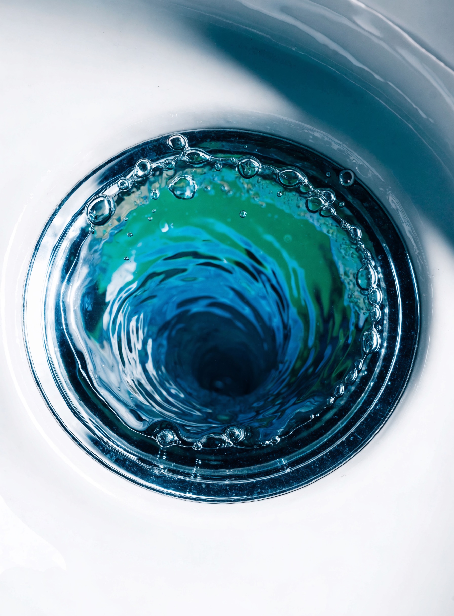 Vortex d'eau claire en gros plan, symbole d'une évacuation parfaitement dégagée